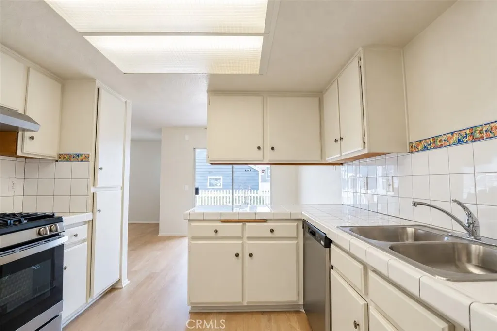 2233 S Fern
