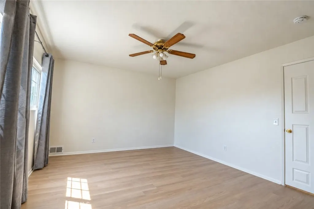 2233 S Fern