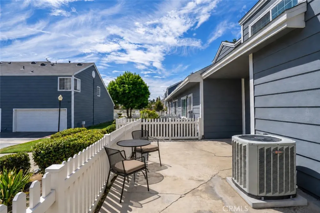 2233 S Fern