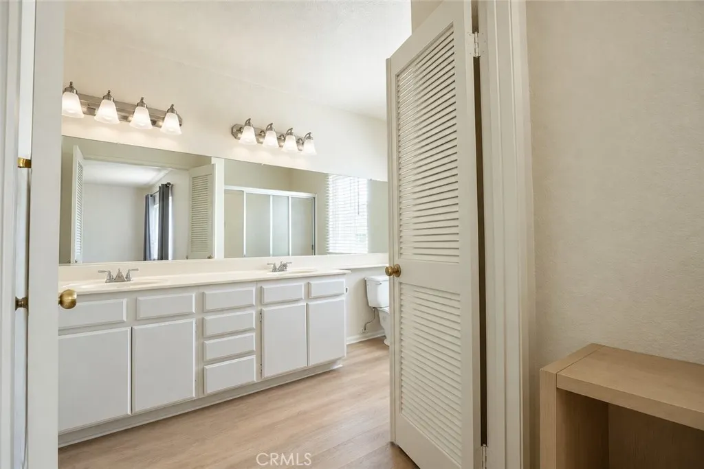 2233 S Fern