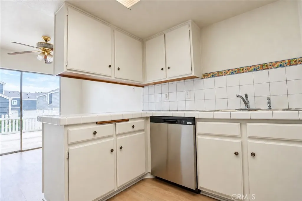 2233 S Fern