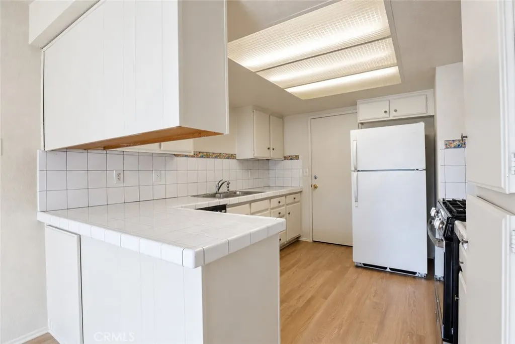 2233 S Fern