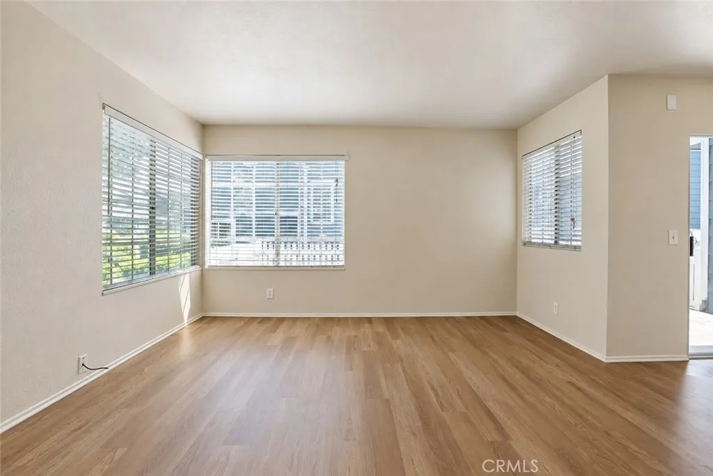2233 S Fern