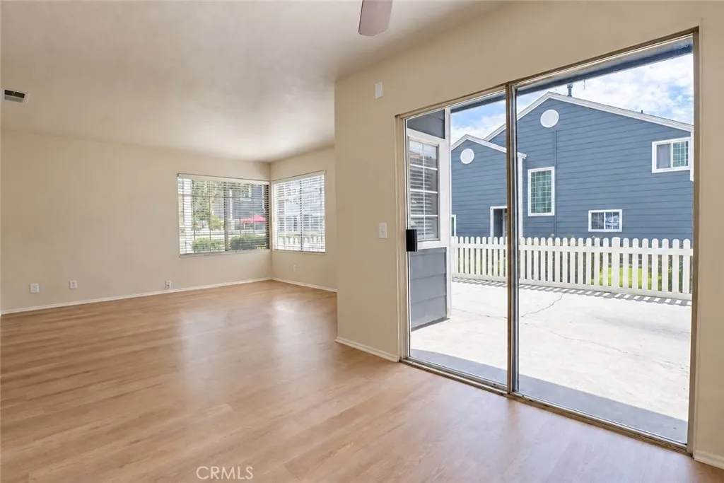 2233 S Fern