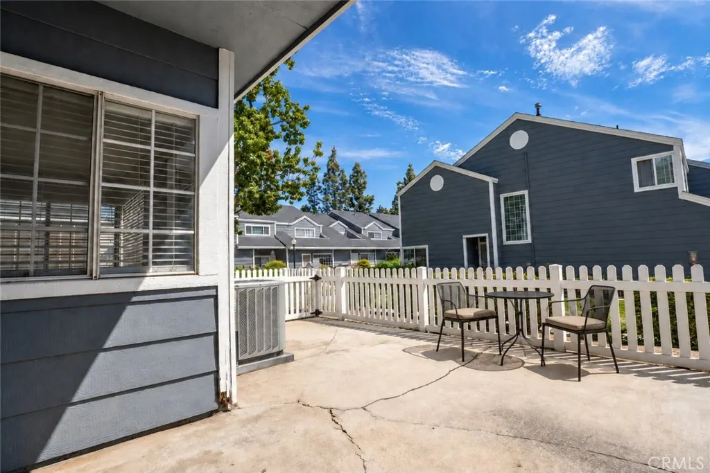 2233 S Fern
