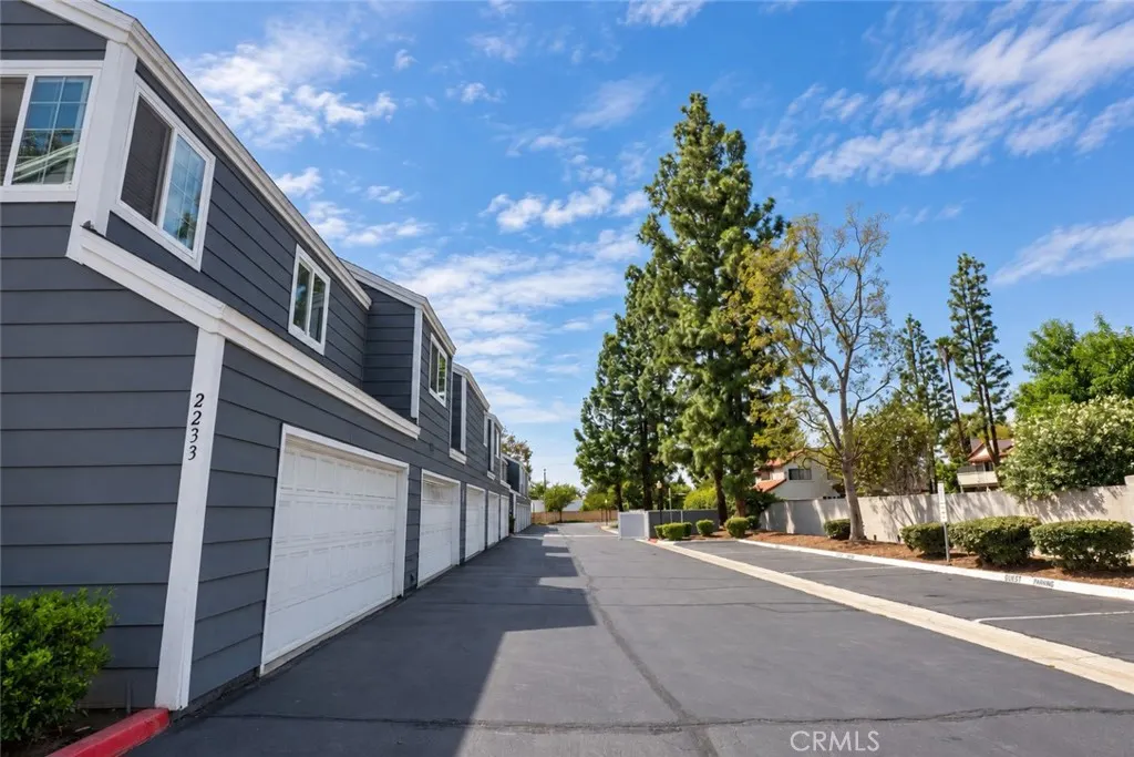 2233 S Fern