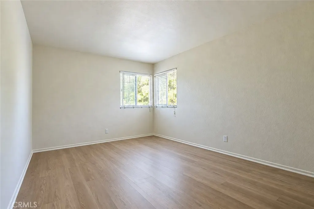 2233 S Fern