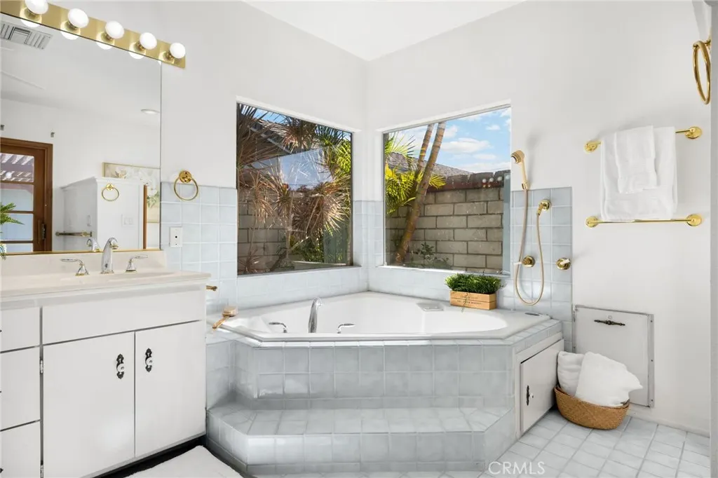 826 W Valencia Mesa Drive