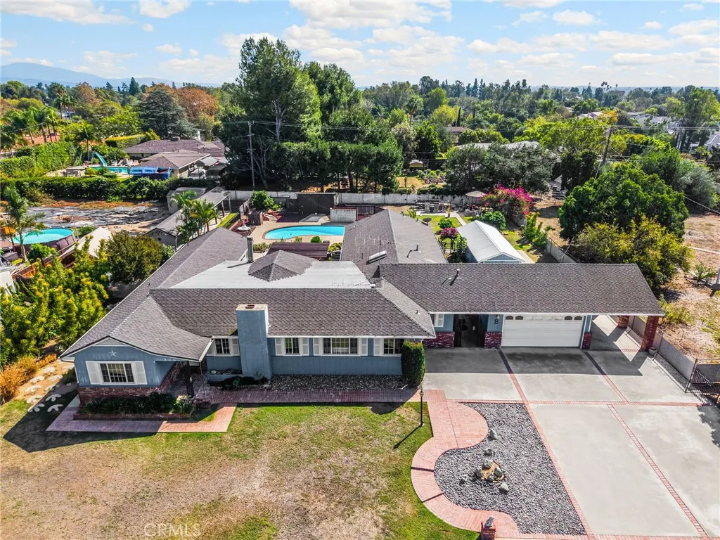 826 W Valencia Mesa Drive