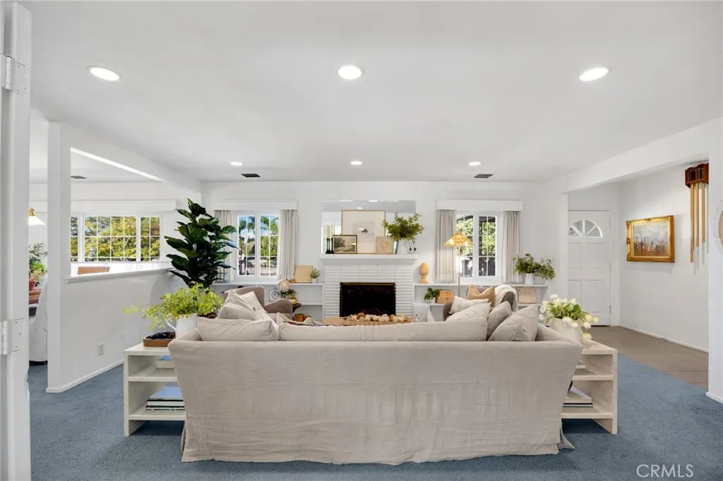 826 W Valencia Mesa Drive