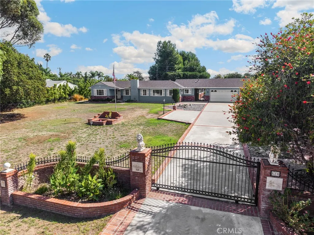826 W Valencia Mesa Drive