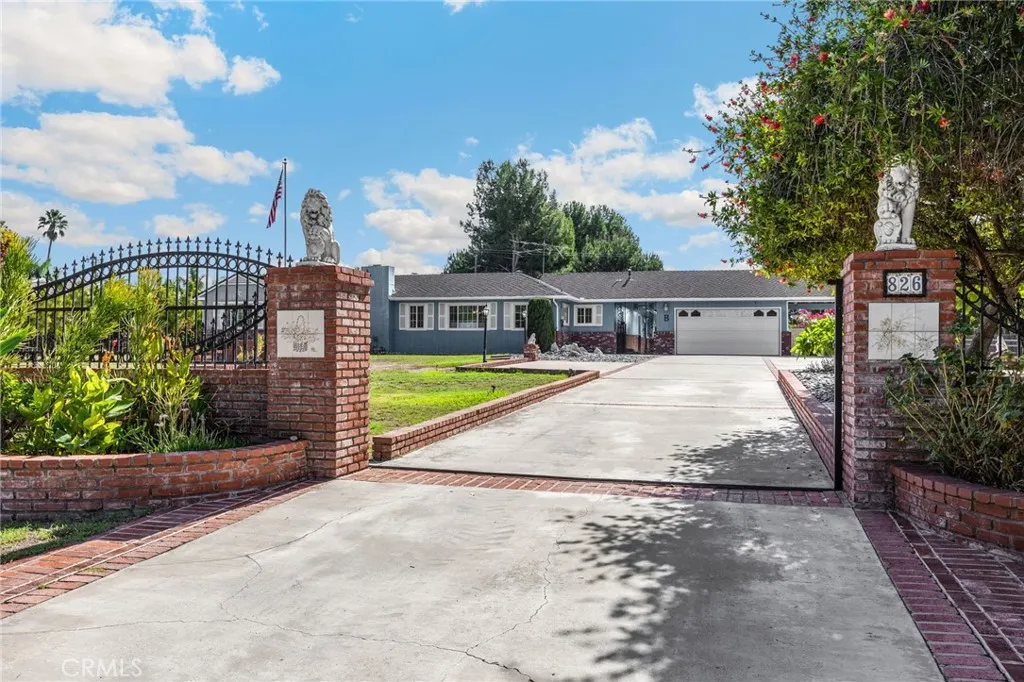 826 W Valencia Mesa Drive