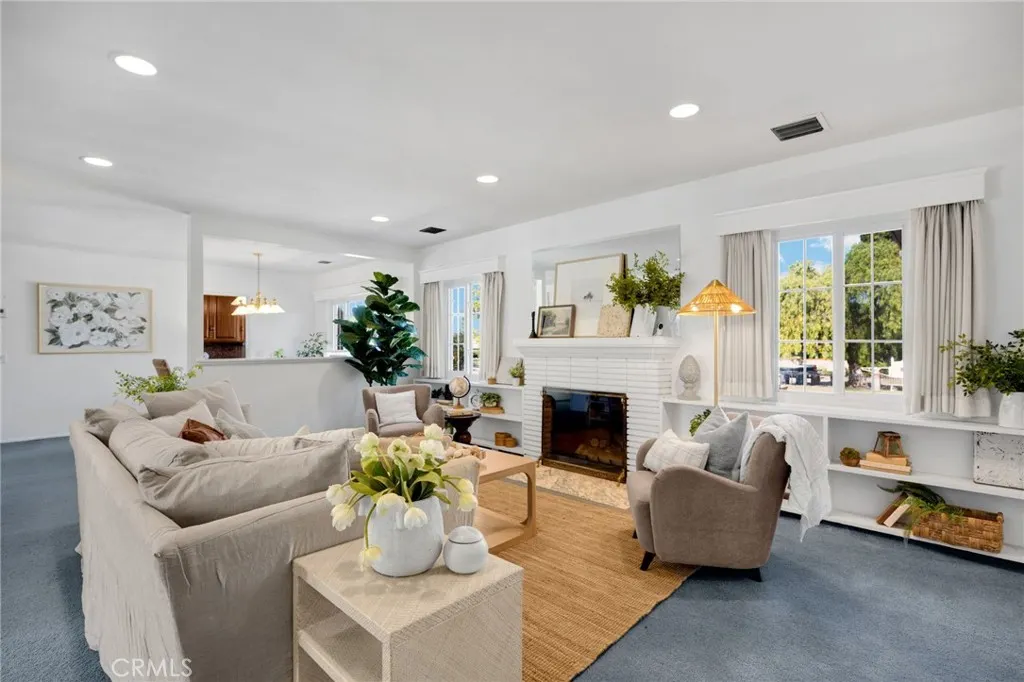 826 W Valencia Mesa Drive