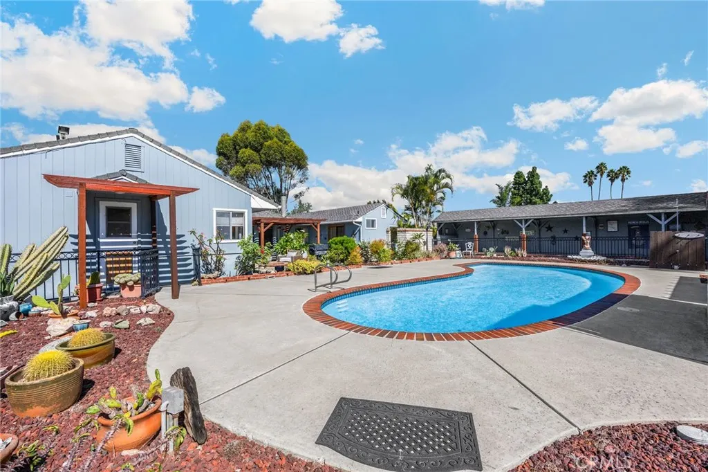 826 W Valencia Mesa Drive