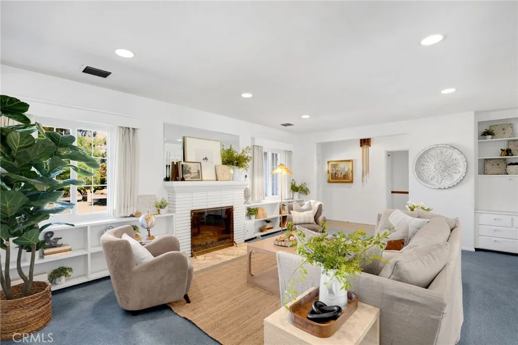 826 W Valencia Mesa Drive