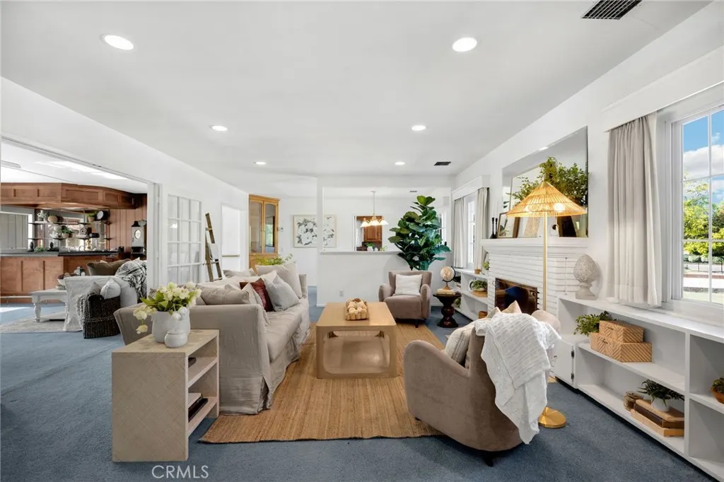 826 W Valencia Mesa Drive