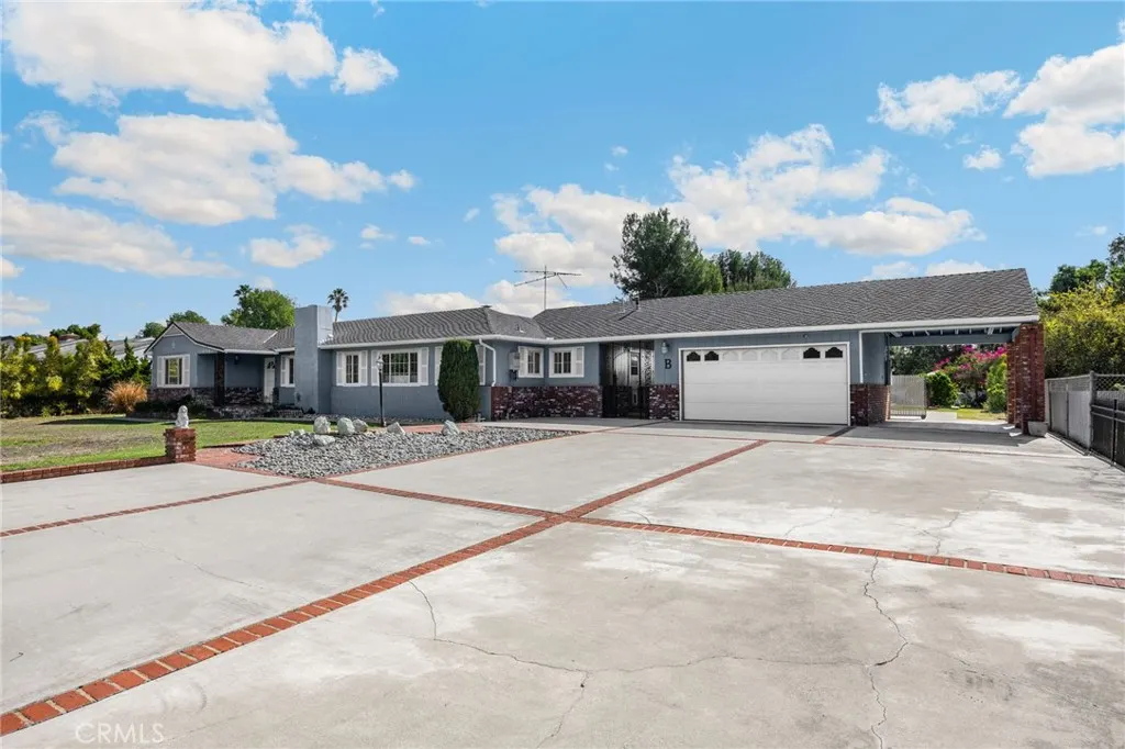 826 W Valencia Mesa Drive