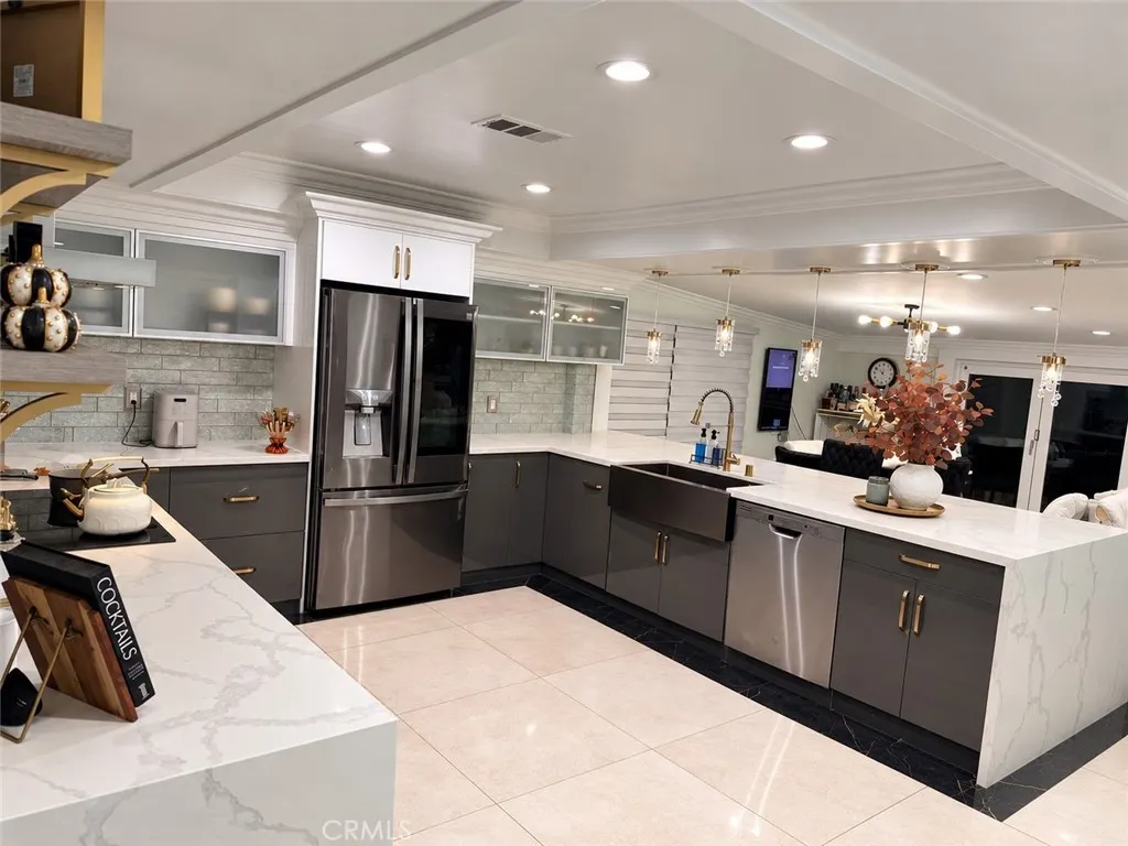 2571 W Lambert
