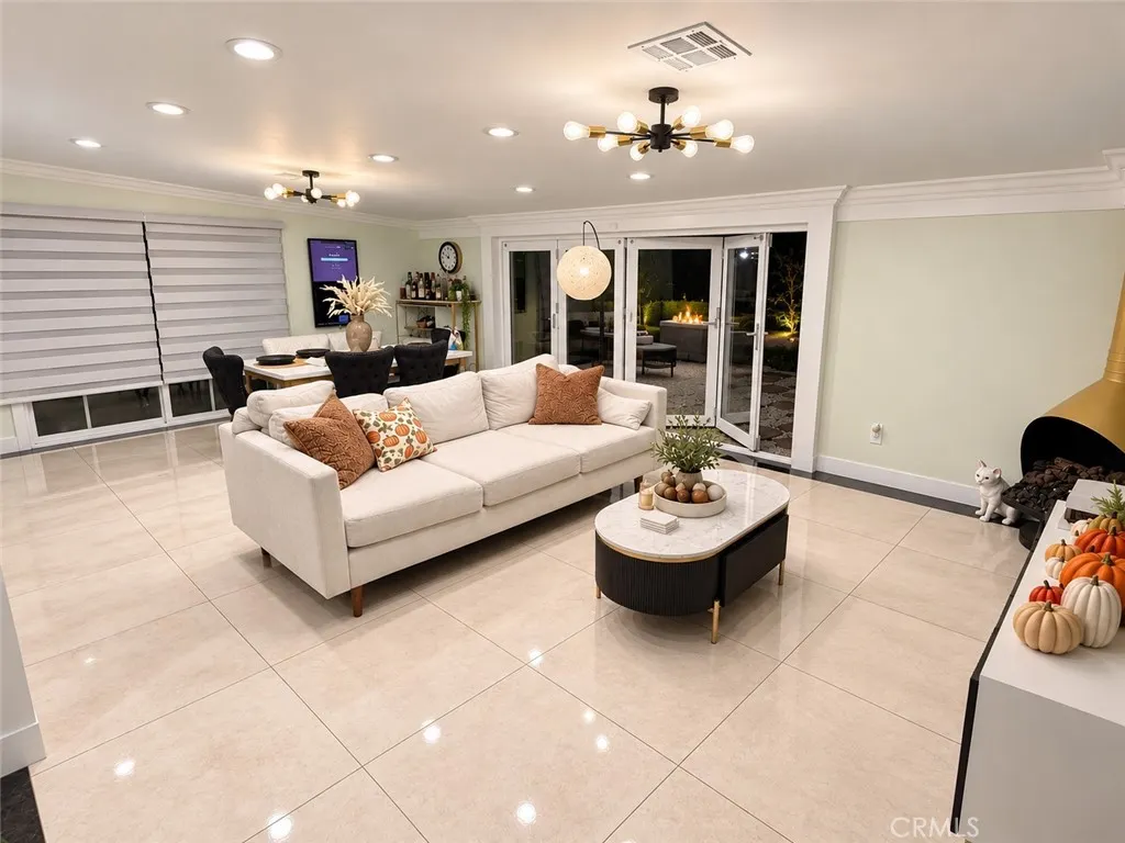 2571 W Lambert