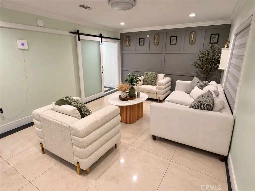 2571 W Lambert