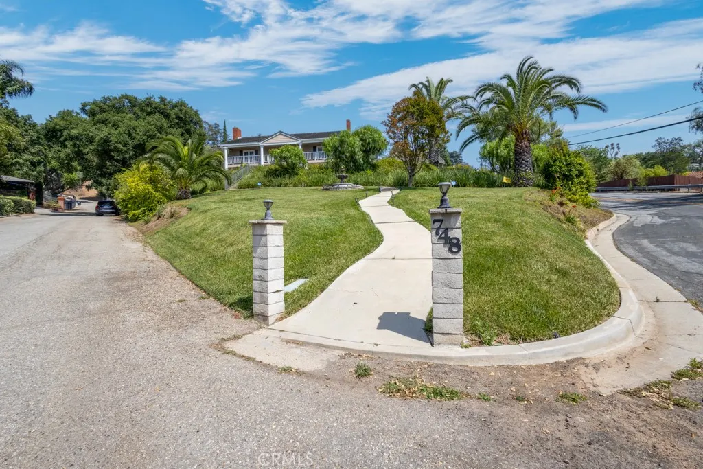 748 S Walnut Avenue