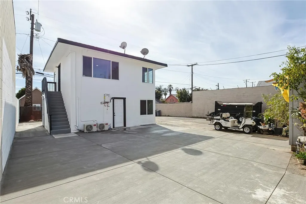 440 W Holt