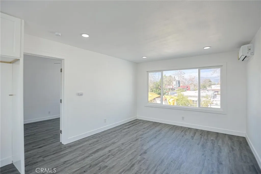 440 W Holt