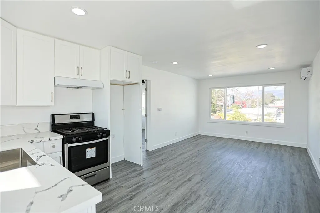 440 W Holt