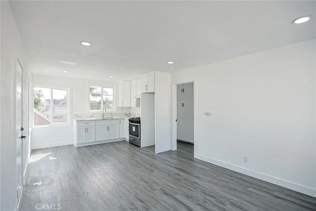 440 W Holt