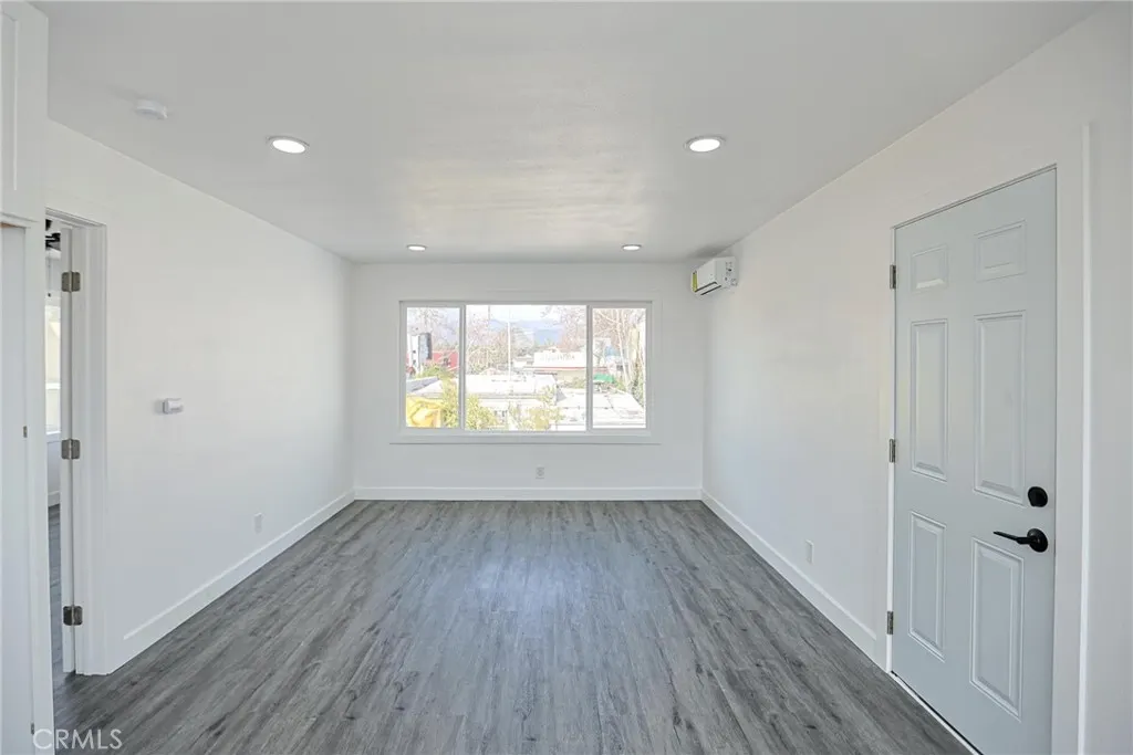 440 W Holt