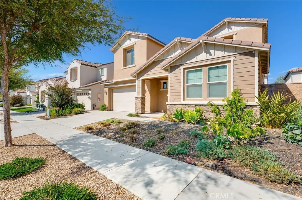 3447 E Sumac