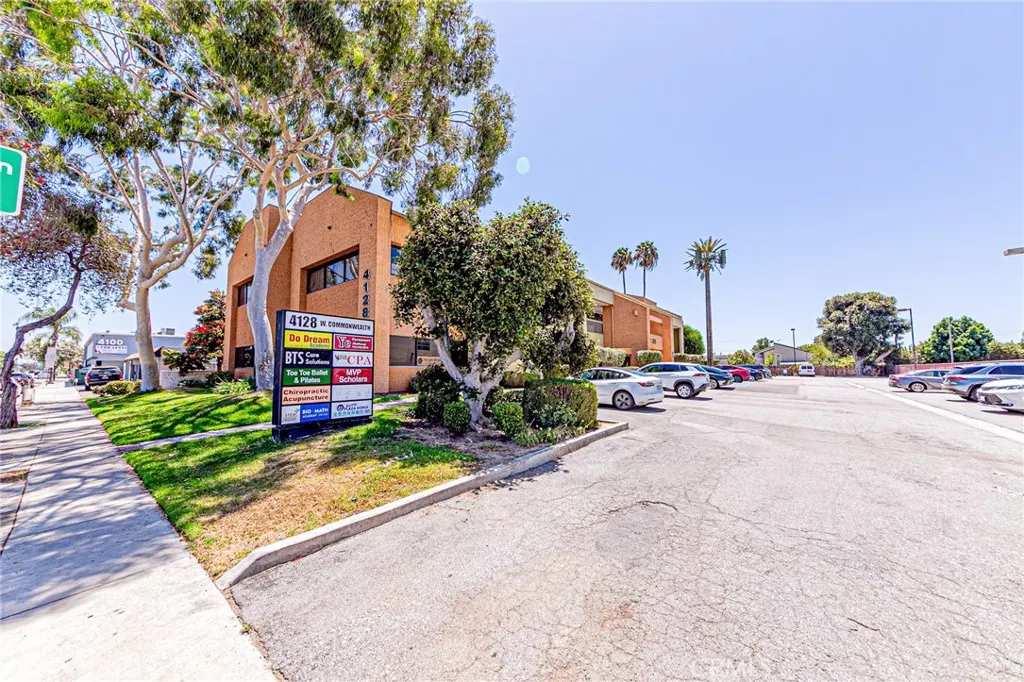 4128 W Commonwealth