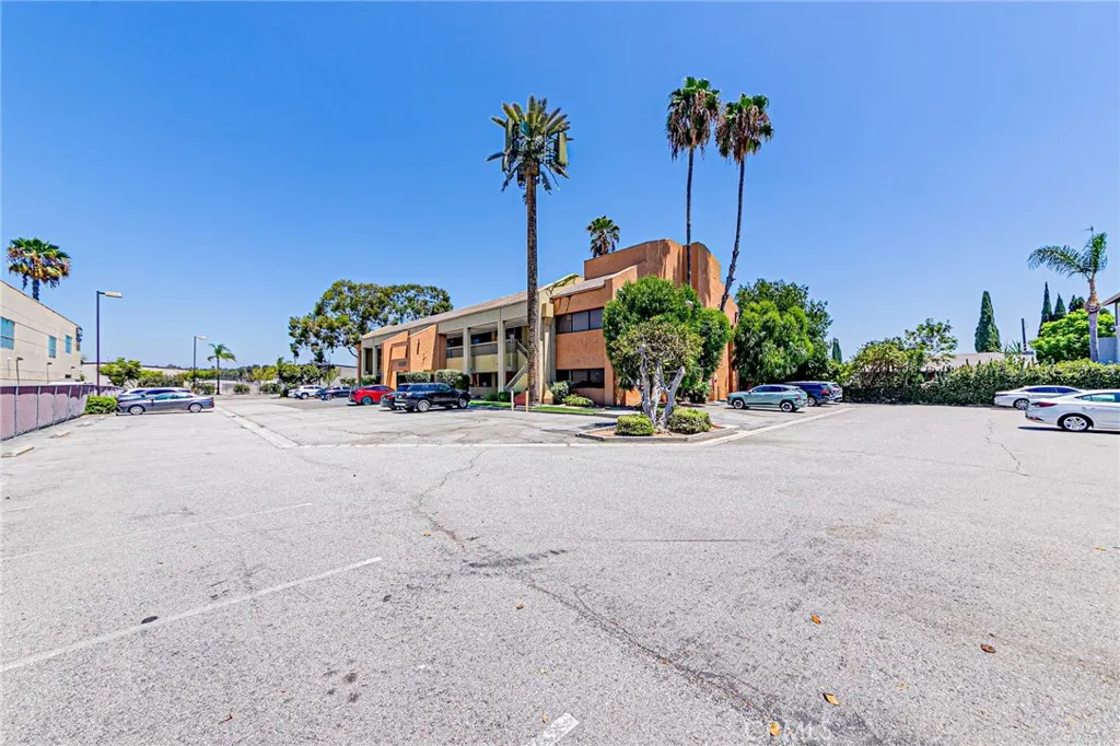 4128 W Commonwealth