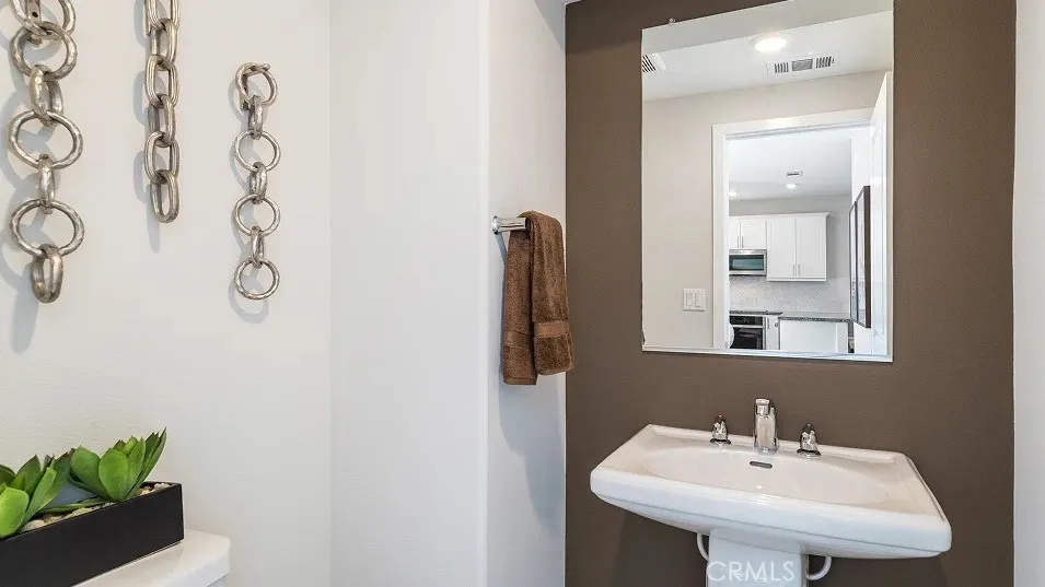 2552 E Lincoln Paseo