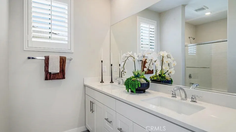 2552 E Lincoln Paseo