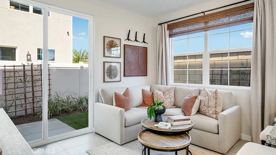 2552 E Lincoln Paseo