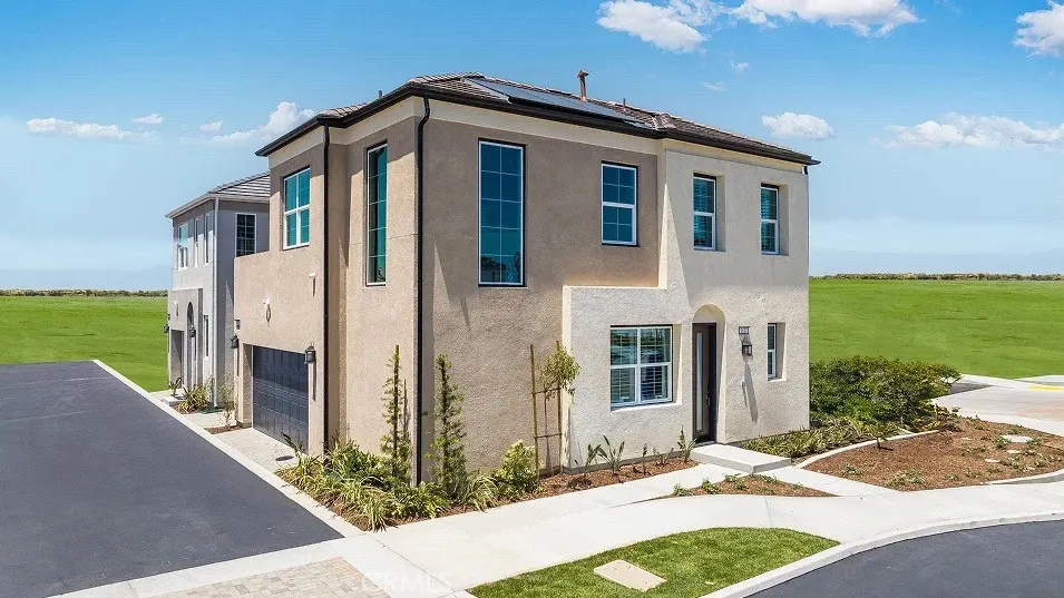 2552 E Lincoln Paseo