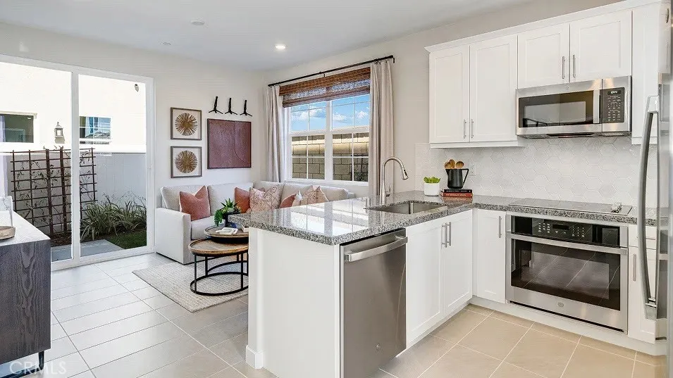 2552 E Lincoln Paseo