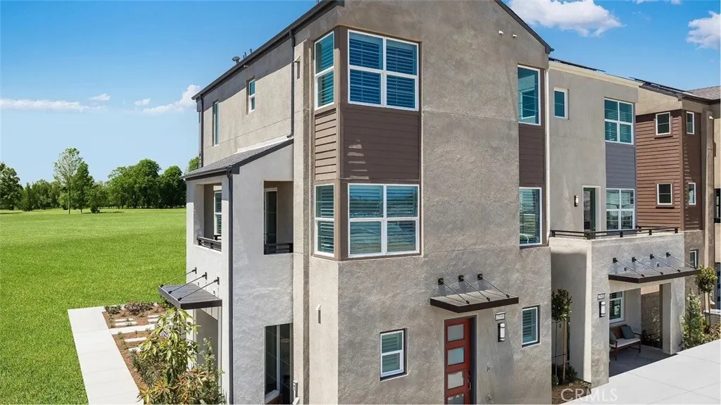 2637 E Lincoln Paseo