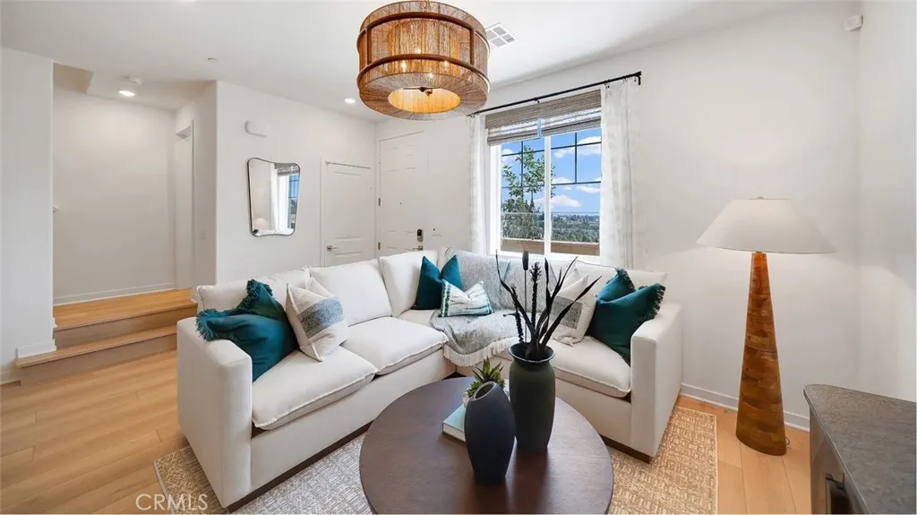 3176 Homestead Paseo