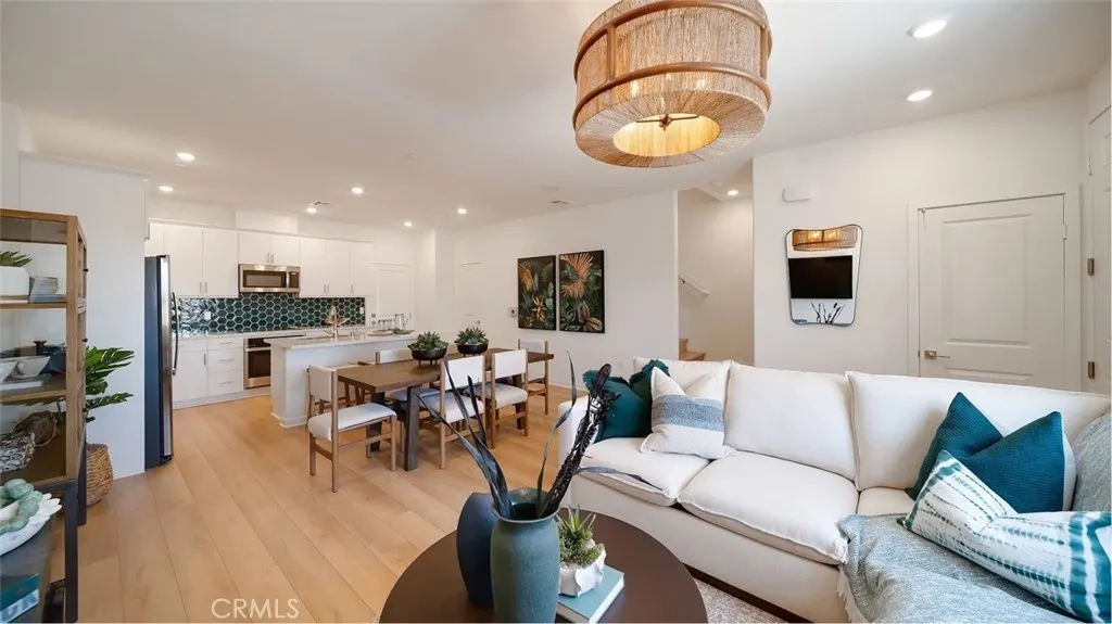 3176 Homestead Paseo