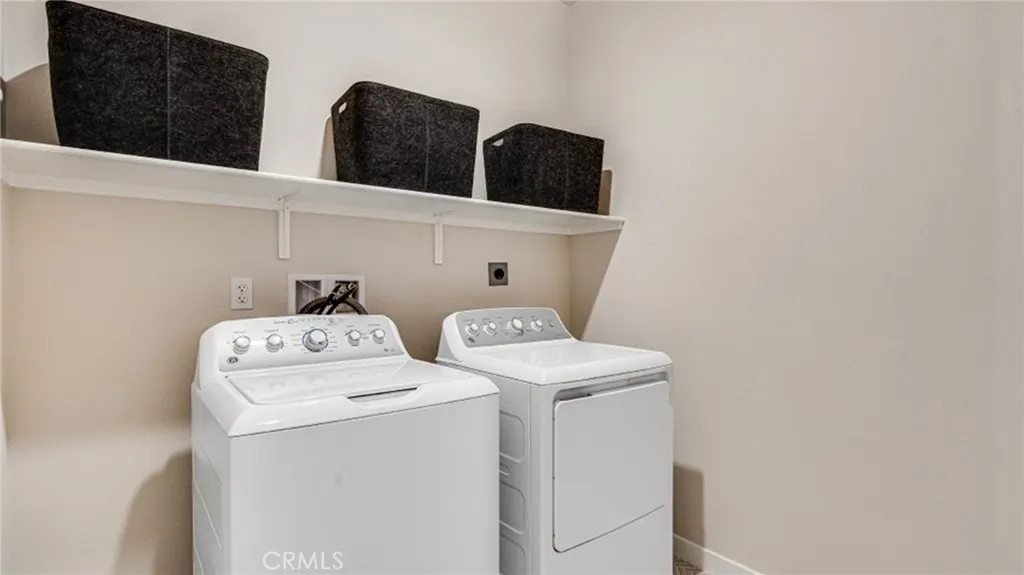 2877 E Amberley Privado