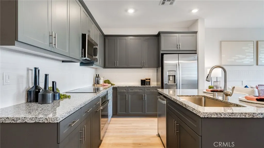 2877 E Amberley Privado