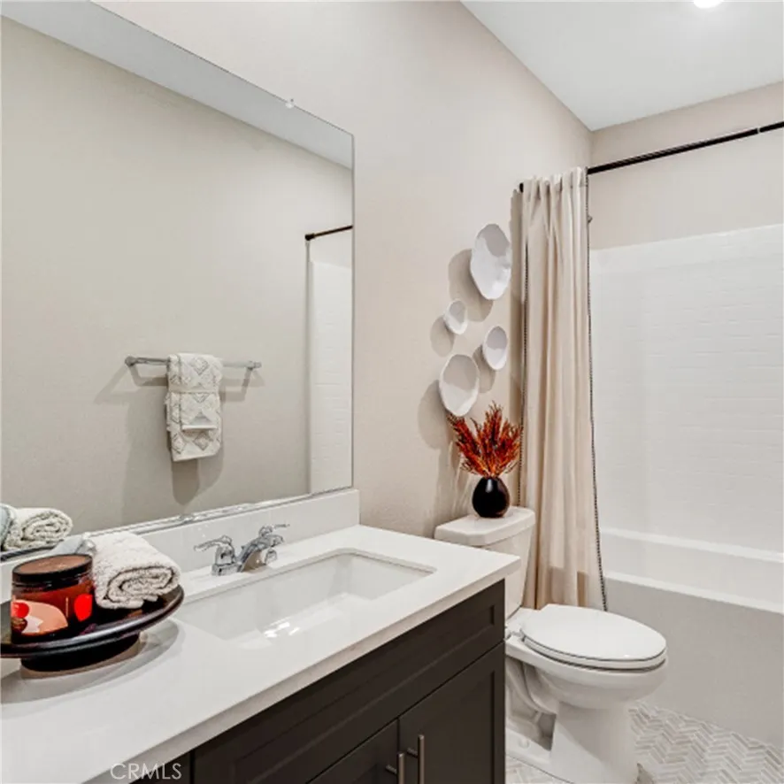 2877 E Amberley Privado
