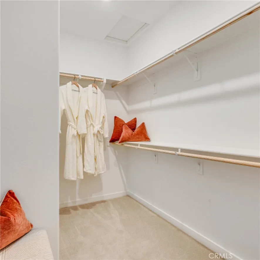 2877 E Amberley Privado