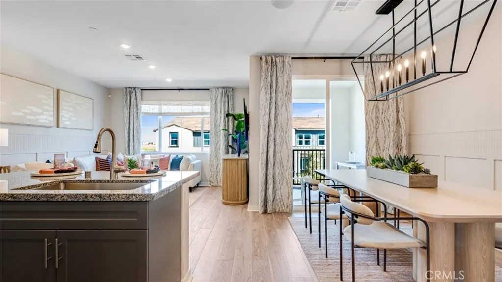 2877 E Amberley Privado