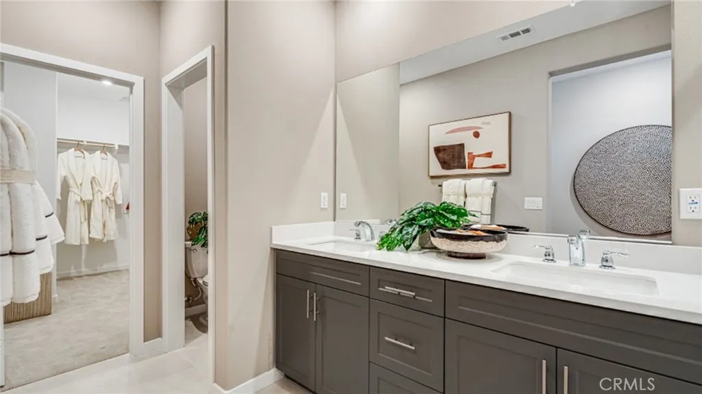 2877 E Amberley Privado