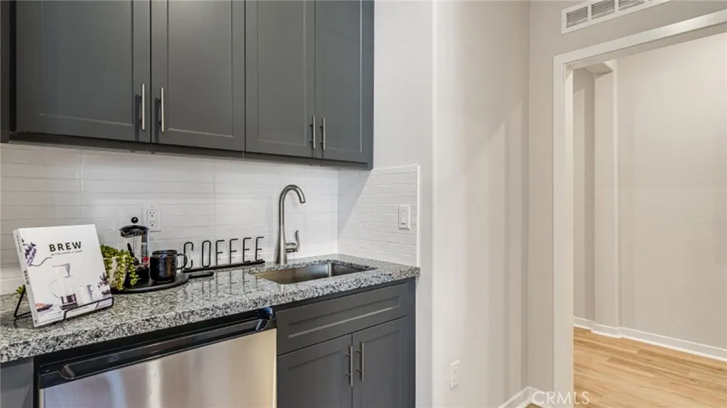 2877 E Amberley Privado