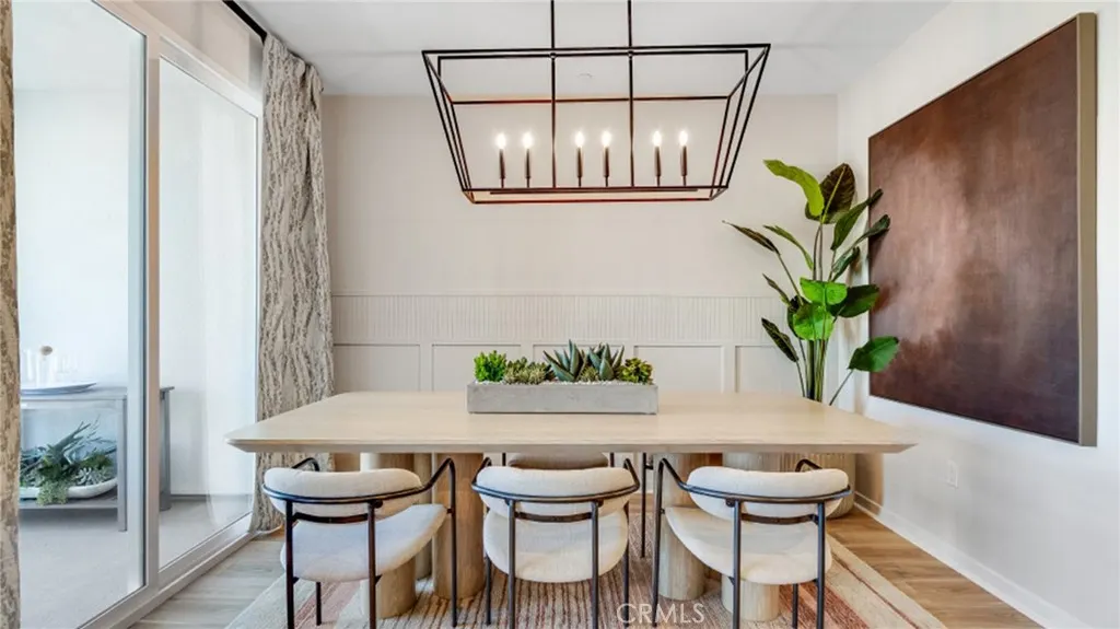 2877 E Amberley Privado