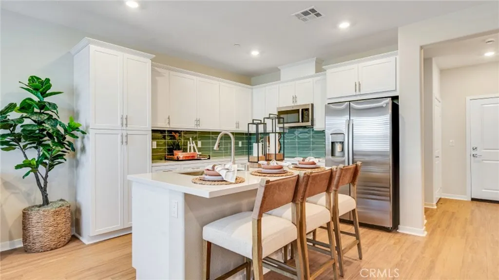 2881 E Amberley Privado